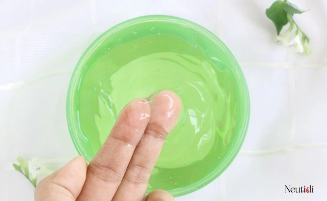 Dùng gel nha đam nguyên chất để trị mụn trứng cá