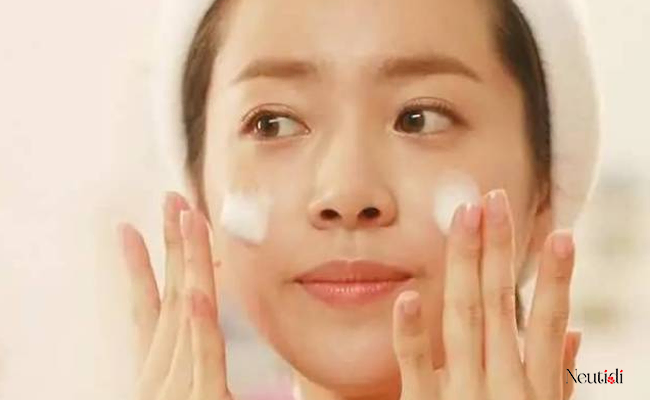 Da mụn vẫn cần dùng kem dưỡng ẩm khi chăm sóc da
