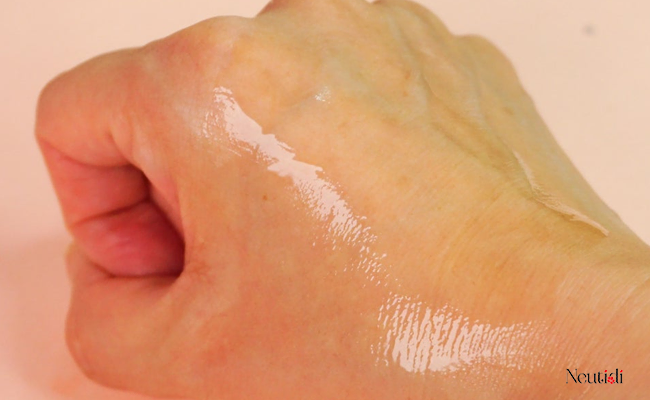 Phân biệt essence với serum qua kết cấu