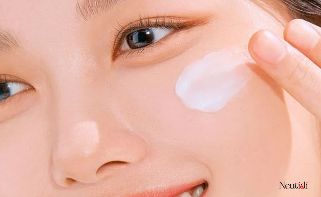 Kết hợp kem dưỡng vào chu trình chăm sóc da mụn