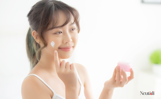Bôi tretinoin 10-20 phút thì dùng kem dưỡng ẩm