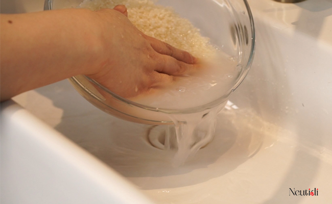 Bước 1 khi rửa mặt với nước vo gạo