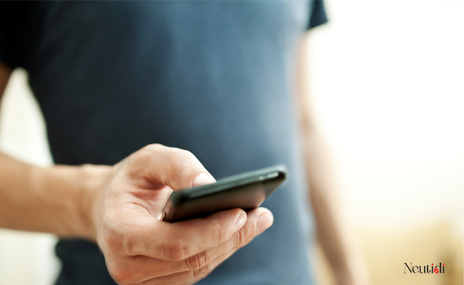 Để điện thoại bẩn tiếp xúc với da mặt