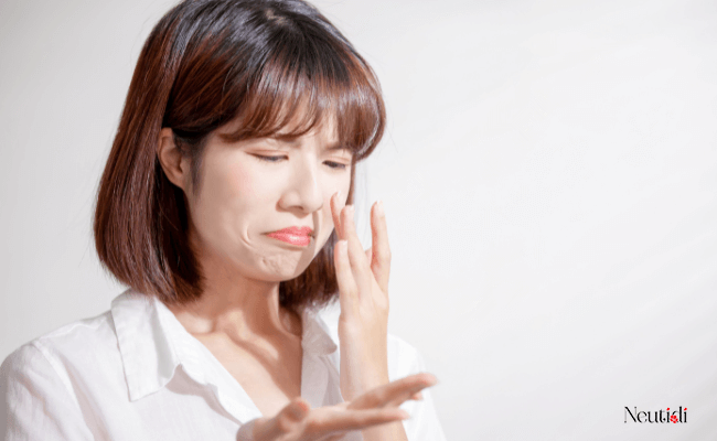 Không tẩy trang kỹ càng trước khi ngủ