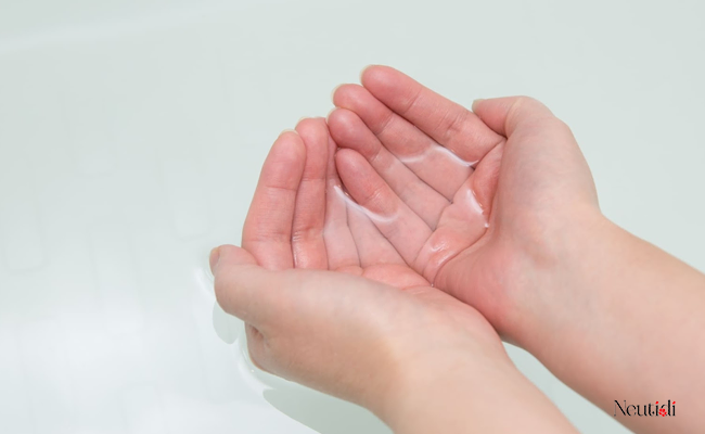 Thói quen rửa mặt quá nhiều hoặc quá ít có thể gây mụn