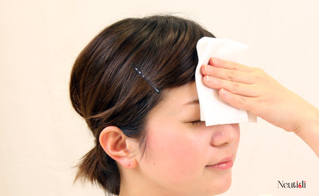 Hướng dẫn chăm sóc da dầu mụn nhạy cảm đúng cách 3 Tẩy trang là bước không thể thiếu cho da dầu nhạy cảm