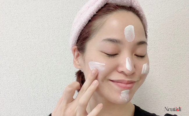 Thoa kem dưỡng ẩm trước khi thoa kem chống nắng