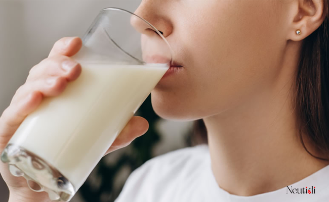 Thói quen ăn uống như uống nhiều sữa có thể kích thích gây mụn