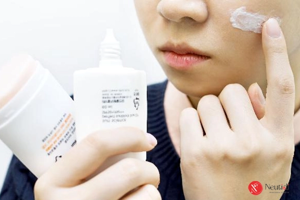 Bôi kem trị mụn bao lâu thì rửa mặt để da sạch mụn mà không kích ứng? 2 Bôi kem trị mụn bao lâu thì rửa lại mặt