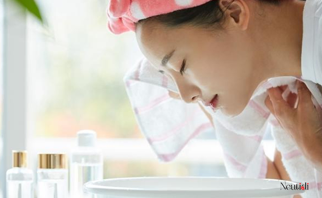 Cách lau khô da mặt dành cho da khô, da nhạy cảm