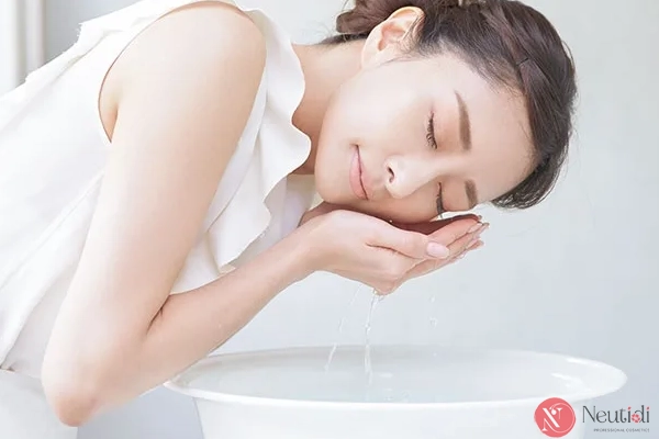 Rửa mặt bằng nước đá lạnh: Lợi ích, tác hại & cách thực hiện đúng chuẩn 6 Các bước rửa mặt bằng nước đá lạnh chuẩn nhất