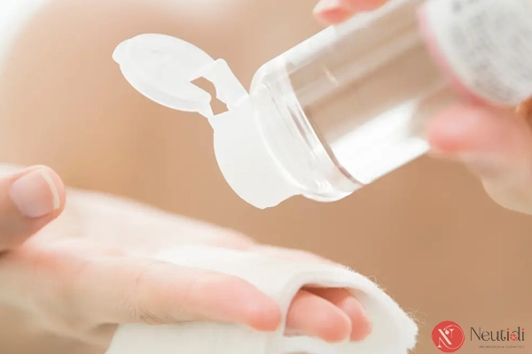 Hướng dẫn rửa mặt đúng cách cho da dầu (6 bước chi tiết) 8 Toner là bước tiếp theo sau khi rửa mặt cho da mụn