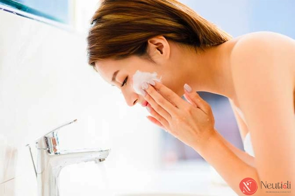 Trường hợp có thể tạm thời dùng dầu gội để rửa mặt