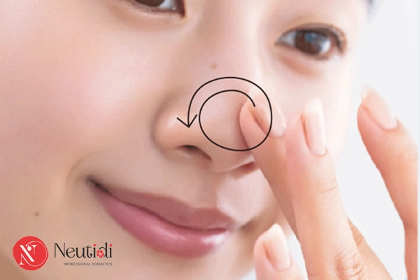 Gợi ý 6 bước rửa mặt đúng cách cho da dầu, giúp giảm bóng nhờn, không khô rít 4 Đừng bỏ quên làm sạch vùng da nhiều dầu như mũi, cánh mũi