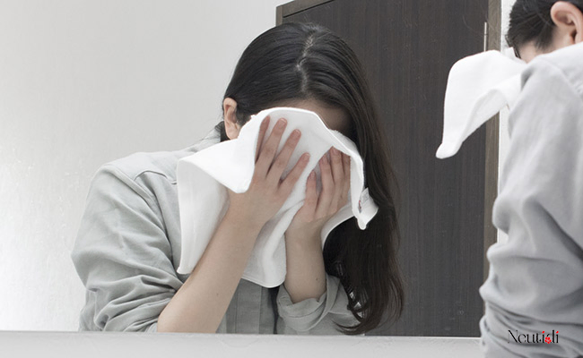 Sau khi rửa mặt nên lau khô bằng khăn mặt cotton