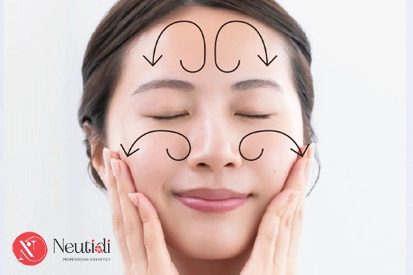 Gợi ý 6 bước rửa mặt đúng cách cho da dầu, giúp giảm bóng nhờn, không khô rít 3 Cách massage da mặt khi rửa mặt