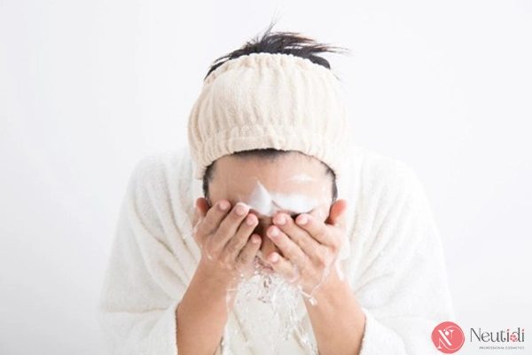 Dùng dầu gội đầu để rửa mặt có an toàn không?