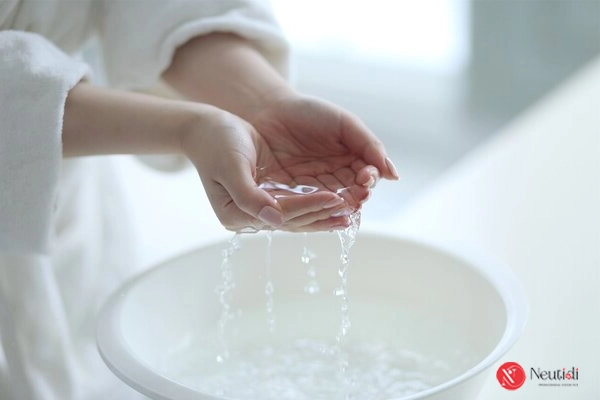 Dùng nước muối sinh lý thay thế sữa rửa mặt