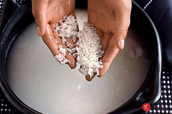 Dùng nước vo gạo thay thế sữa rửa mặt