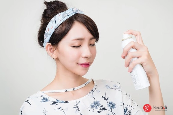 Tạm thời sử dụng xịt khoáng thay thế sữa rửa mặt