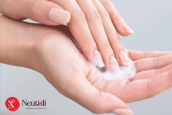 Gợi ý 6 bước rửa mặt đúng cách cho da dầu, giúp giảm bóng nhờn, không khô rít 2 Tạo bọt ra tay trước khi thoa lên da mặt
