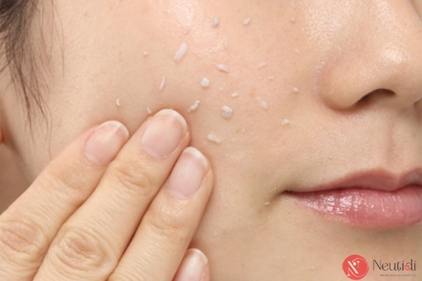 Rửa mặt trước hay tẩy tế bào chết trước để da sạch sâu, hết mụn? 2 Tẩy tế bào chết