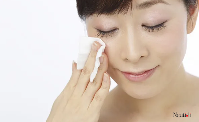 Nên tẩy trang trước khi rửa mặt