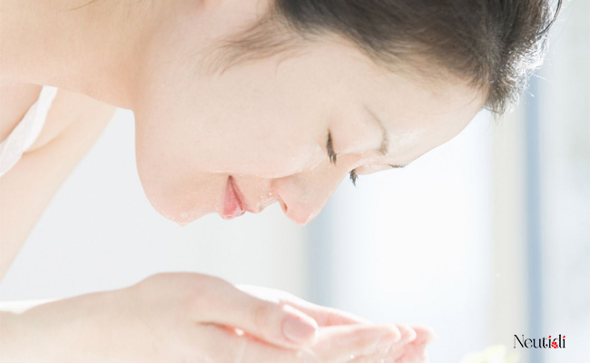 Trước khi tẩy trang có cần làm ướt mặt hay rửa lại mặt?