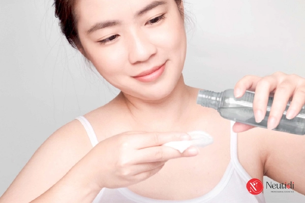 Đắp mặt nạ xong có cần rửa mặt không? 7 Sử dụng toner