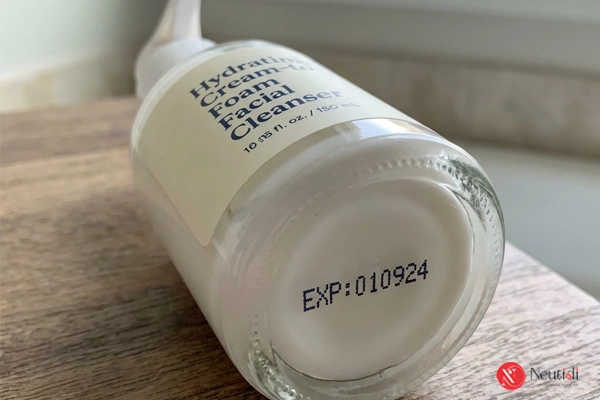 Sữa rửa mặt hết hạn có dùng được không? 5 tác hại nghiêm trọng cần biết 5 Kiểm tra hạn sử dụng in trên lọ sữa rửa mặt