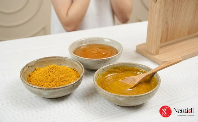 Cách trị mụn bằng tinh bột nghệ kết hợp mật ong