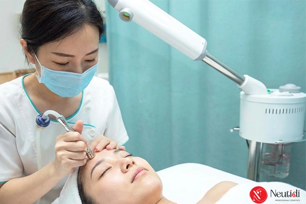 7 nguyên nhân mụn đầu đen ở trán + cách trị dứt điểm hiệu quả 6 Mài mòn da vi điểm trị mụn đầu đen nặng ở trán