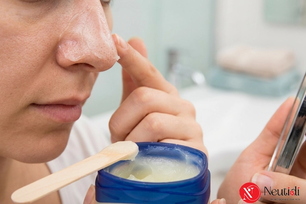 Trị mụn đầu đen ở mũi bằng Vaseline: Có hiệu quả không? 5 bước dùng đúng 4 Thoa vaseline lên mũi