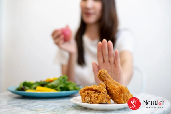 Chế độ ăn uống và sinh hoạt cho người bị mụn do bít tắc lỗ chân lông