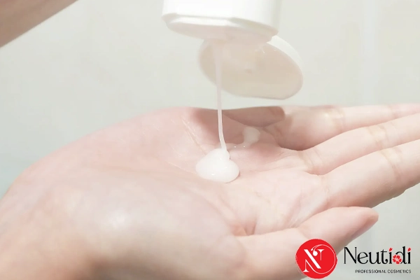 Tại sao càng skincare da càng lên mụn? 3 Sản phẩm không hợp da gây nổi mụn