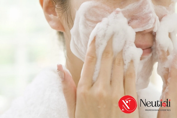 Tại sao càng skincare da càng lên mụn? 2 Làm sạch da sai cách