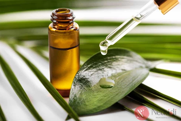 Sử dụng tinh dầu tràm trà - gom cồi mụn