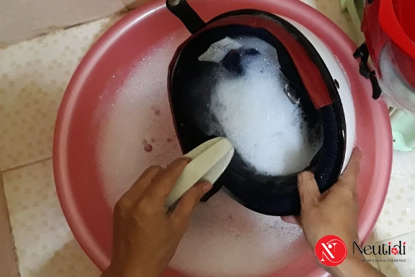 Vệ sinh các vật dụng tiếp xúc với da đầu