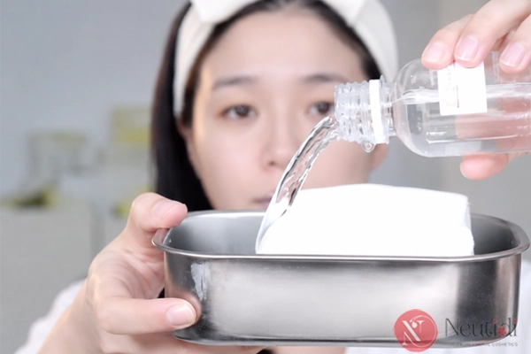 Thoa nước muối sinh lý cho da sau nặn mụn - bước đầu ngừa thâm
