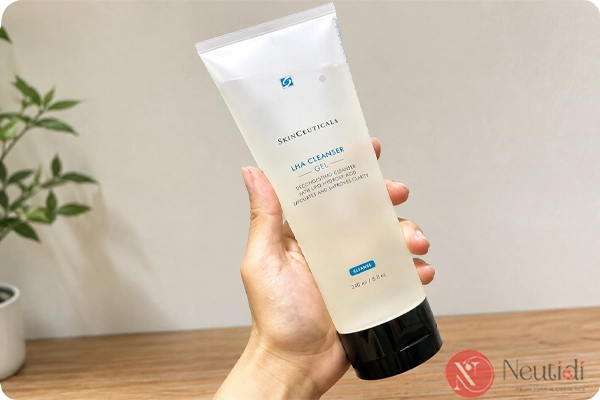 Review sữa rửa mặt cho da bị thâm mụn SkinCeuticals LHA Cleanser Gel