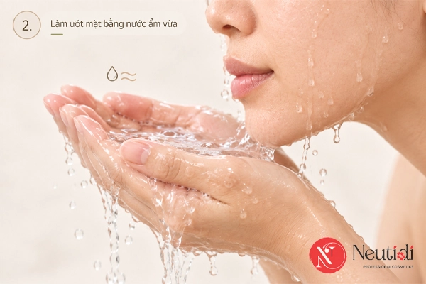 Bước 2: Làm ướt mặt