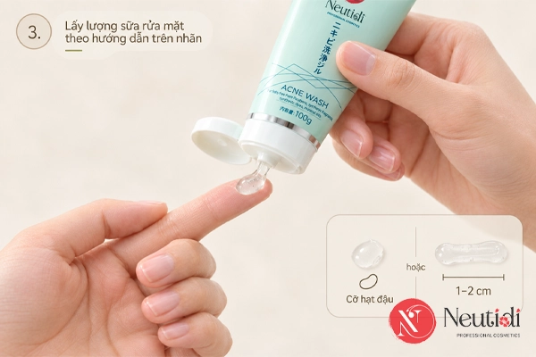 Bước 3: Lấy lượng sữa rửa mặt phù hợp